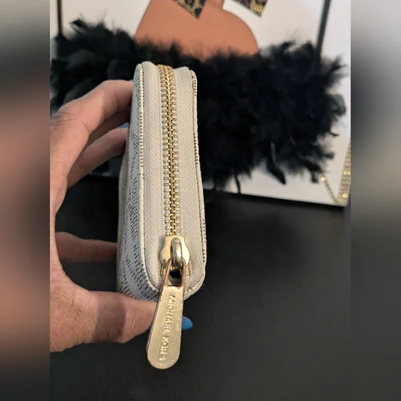 Michael Kors NWOT Signature Jet Set Leather Zip Around Multi Functional Wallet - Picture 8 of 9